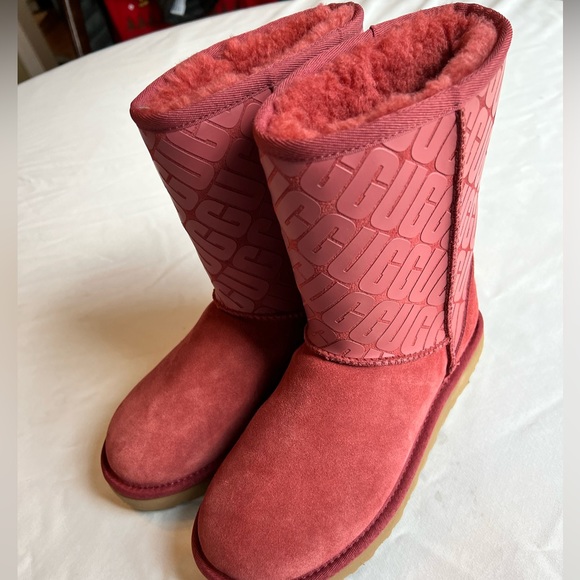 UGG WOMAN’S CLASSIC SHORT II UGG LOGO REDWOOD SIZE 6 BOOTS 1129450 AUTHENTIC NEW - Picture 3 of 11